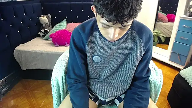 twinkmilk  online show from 03/18/25, 09:21