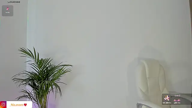 Snapshot of NiiaEvanss chatting on 03/03/25, 04:36 NiiaEvanss online show from 03/03/25, 04:36