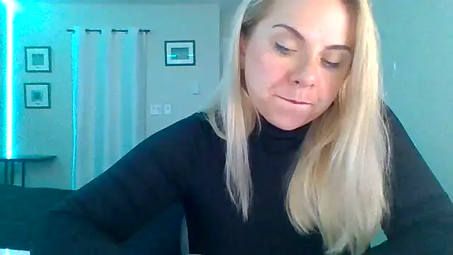 Snapshot of HappyIva chatting on 10/13/25, 04:30 HappyIva online show from 10/13/25, 04:30