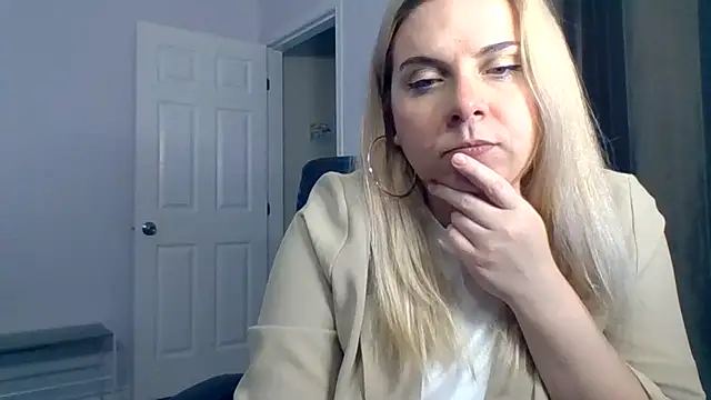 Snapshot of HappyIva chatting on 10/05/25, 12:34 HappyIva online show from 10/05/25, 12:34