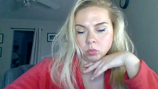 Snapshot of HappyIva chatting on 10/19/25, 05:37 HappyIva online show from 10/19/25, 05:37