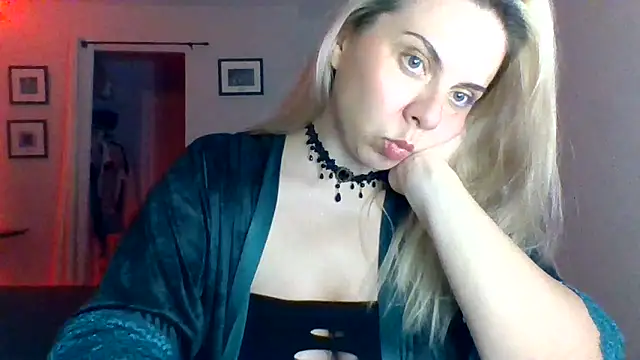 Snapshot of HappyIva chatting on 09/16/25, 04:24 HappyIva online show from 09/16/25, 04:24