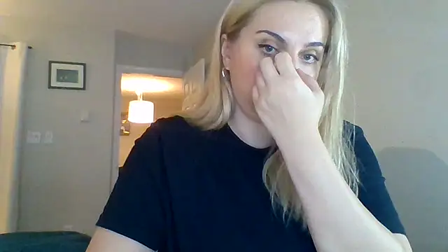 Snapshot of HappyIva chatting on 10/18/25, 06:21 HappyIva online show from 10/18/25, 06:21