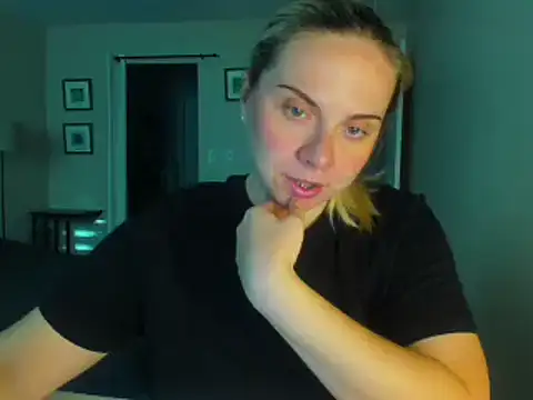 Snapshot of HappyIva chatting on 09/24/25, 04:02 HappyIva online show from 09/24/25, 04:02