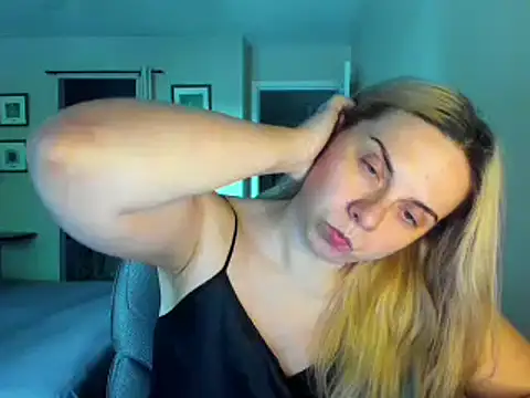 Snapshot of HappyIva chatting on 09/18/25, 12:35 HappyIva online show from 09/18/25, 12:35