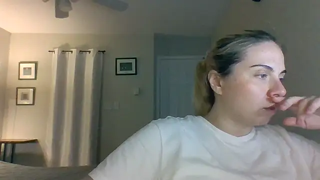 Snapshot of HappyIva chatting on 10/08/25, 05:20 HappyIva online show from 10/08/25, 05:20