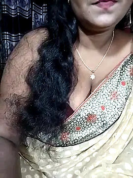Snapshot of YERY_HOT chatting on 10/13/25, 07:15 YERY HOT online show from 10/13/25, 07:15