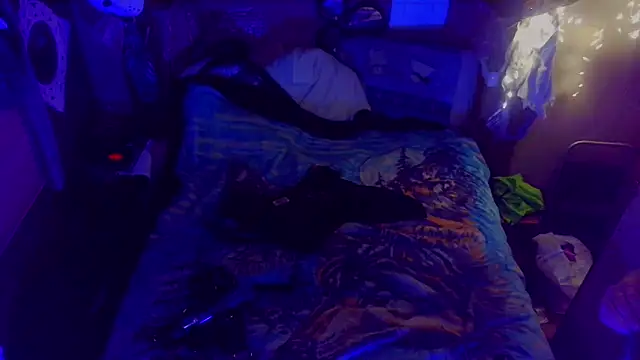 Snapshot of bluedragon0525 chatting on 10/21/25, 08:36 bluedragon0525 online show from 10/21/25, 08:36