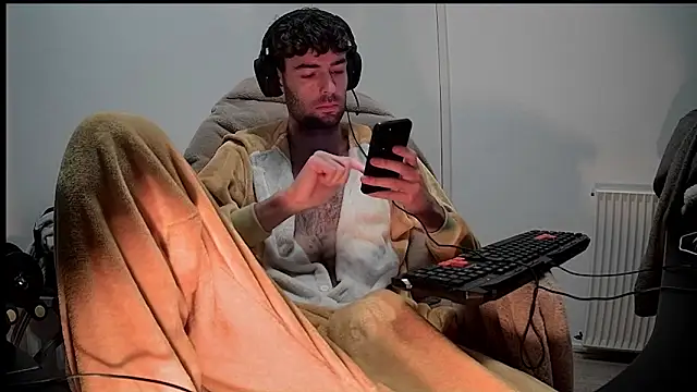 Snapshot of onesieboyx chatting on 01/10/25, 12:26 onesieboyx online show from 01/10/25, 12:26