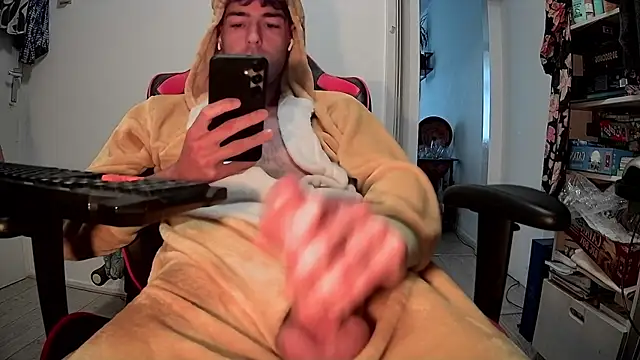 Snapshot of onesieboyx chatting on 10/14/25, 02:17 onesieboyx online show from 10/14/25, 02:17