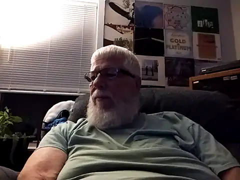 Snapshot of Futura_intx chatting on 09/16/25, 02:12 Futura intx online show from 09/16/25, 02:12