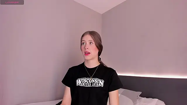 Snapshot of sara__jones_gh chatting on 10/14/25, 05:24 sara jones gh online show from 10/14/25, 05:24