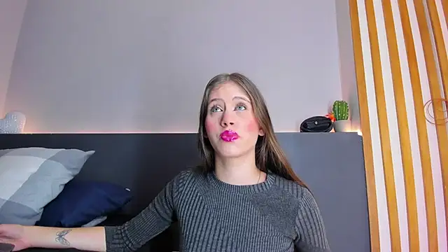 Snapshot of sara__jones_gh chatting on 09/23/25, 11:28 sara jones gh online show from 09/23/25, 11:28