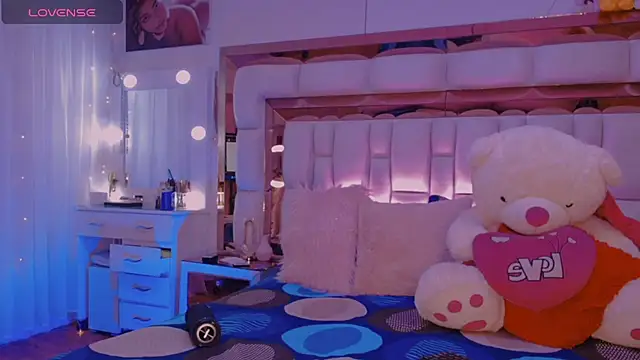 Snapshot of Aliana_Ross chatting on 11/14/25, 07:34 Aliana Ross online show from 11/14/25, 07:34