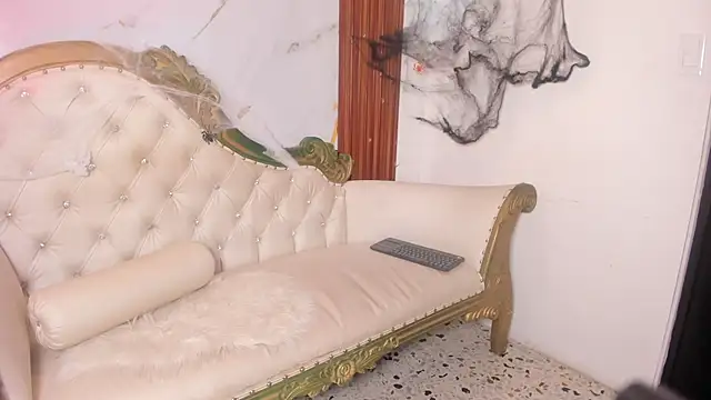 Charlot Vega  online show from 10/31/25, 10:56