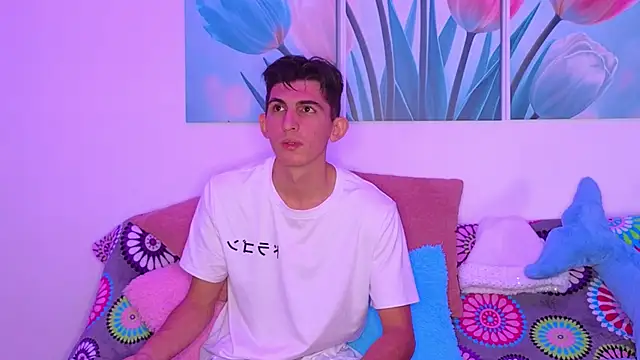 Snapshot of Ana_and_Leo chatting on 12/21/25, 02:30 Ana and Leo online show from 12/21/25, 02:30