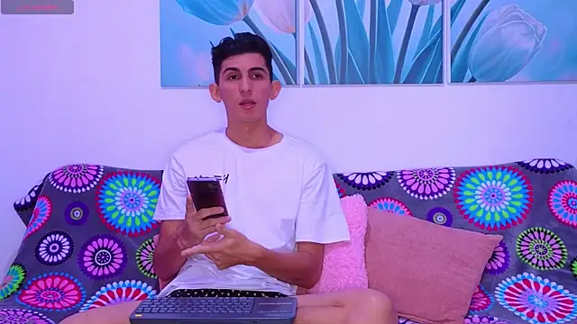 Snapshot of Ana_and_Leo chatting on 12/17/25, 02:55 Ana and Leo online show from 12/17/25, 02:55