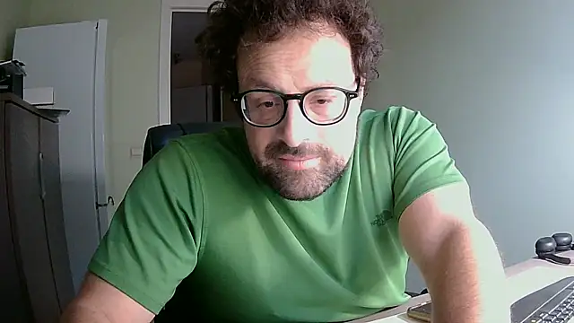 Snapshot of littlehairyman chatting on 10/20/25, 06:59 littlehairyman online show from 10/20/25, 06:59