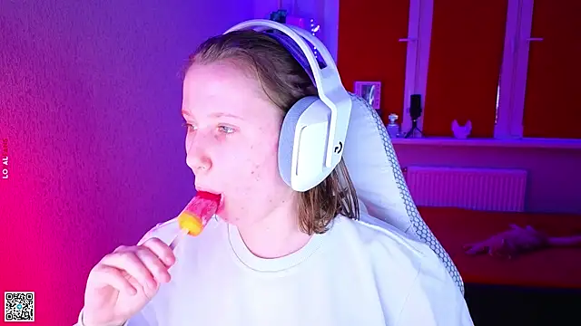 Snapshot of mon_lola chatting on 11/10/25, 02:55 mon lola online show from 11/10/25, 02:55