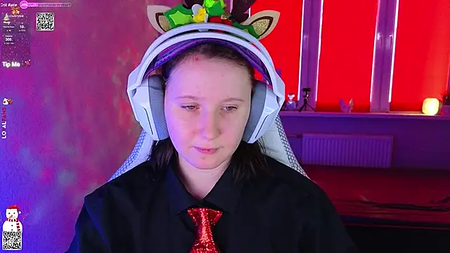 Snapshot of mon_lola chatting on 12/16/25, 08:51 mon lola online show from 12/16/25, 08:51