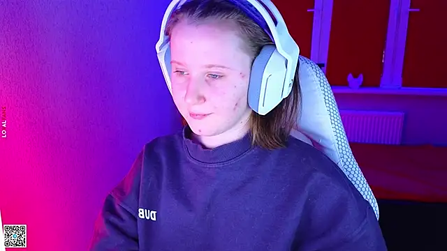 Snapshot of mon_lola chatting on 11/13/25, 04:00 mon lola online show from 11/13/25, 04:00