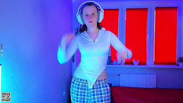 Snapshot of mon_lola chatting on 11/11/25, 06:52 mon lola online show from 11/11/25, 06:52