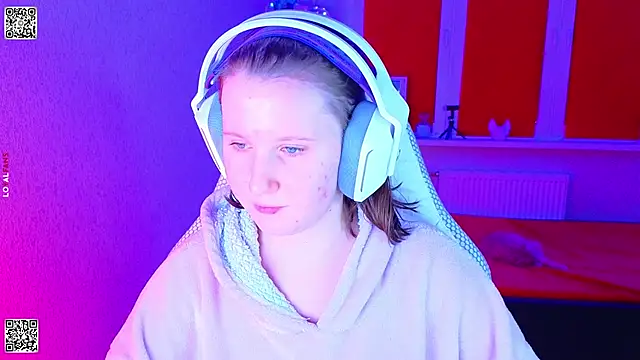 Snapshot of mon_lola chatting on 11/30/25, 04:52 mon lola online show from 11/30/25, 04:52