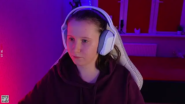 Snapshot of mon_lola chatting on 10/24/25, 03:33 mon lola online show from 10/24/25, 03:33