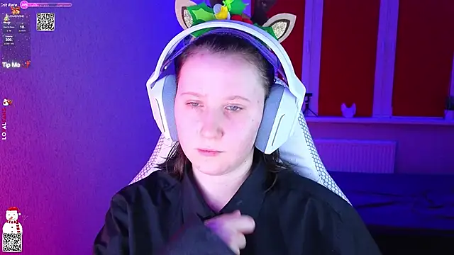 Snapshot of mon_lola chatting on 12/17/25, 03:39 mon lola online show from 12/17/25, 03:39