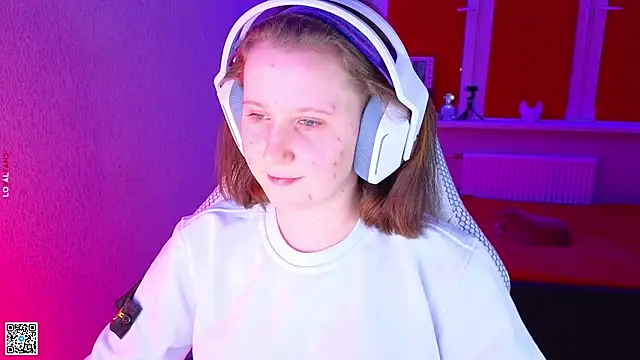 Snapshot of mon_lola chatting on 11/25/25, 03:34 mon lola online show from 11/25/25, 03:34