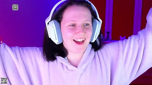 Snapshot of mon_lola chatting on 12/13/25, 08:04 mon lola online show from 12/13/25, 08:04