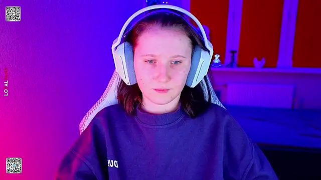 Snapshot of mon_lola chatting on 01/15/26, 04:43 mon lola online show from 01/15/26, 04:43