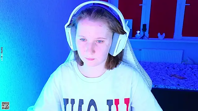 Snapshot of mon_lola chatting on 10/29/25, 03:33 mon lola online show from 10/29/25, 03:33