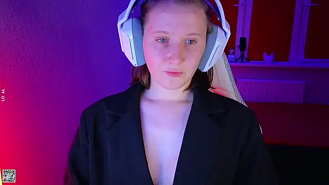 Snapshot of mon_lola chatting on 10/27/25, 05:14 mon lola online show from 10/27/25, 05:14