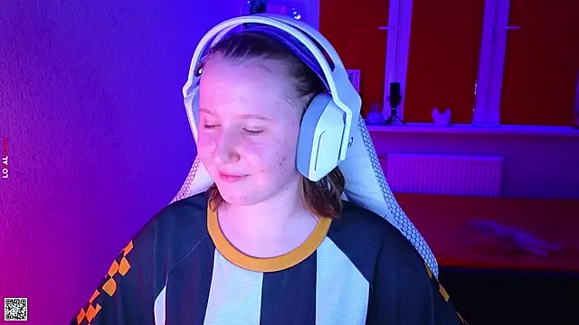 Snapshot of mon_lola chatting on 11/07/25, 02:54 mon lola online show from 11/07/25, 02:54