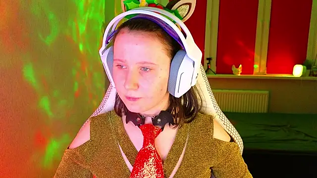 Snapshot of mon_lola chatting on 12/15/25, 04:57 mon lola online show from 12/15/25, 04:57