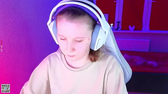 Snapshot of mon_lola chatting on 11/14/25, 02:54 mon lola online show from 11/14/25, 02:54