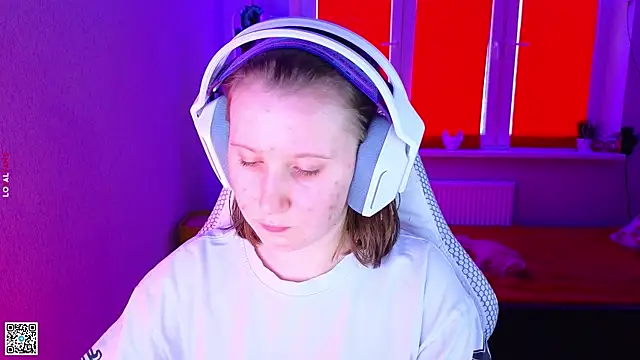 Snapshot of mon_lola chatting on 11/24/25, 12:38 mon lola online show from 11/24/25, 12:38