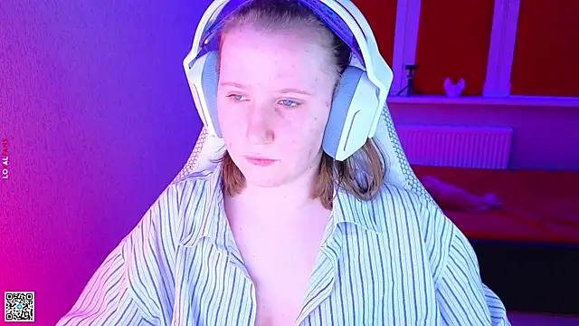 Snapshot of mon_lola chatting on 11/22/25, 02:27 mon lola online show from 11/22/25, 02:27