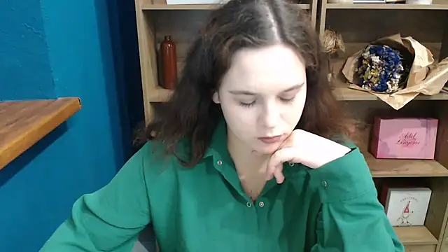 Snapshot of mini_girly chatting on 10/14/25, 01:01 mini girly online show from 10/14/25, 01:01