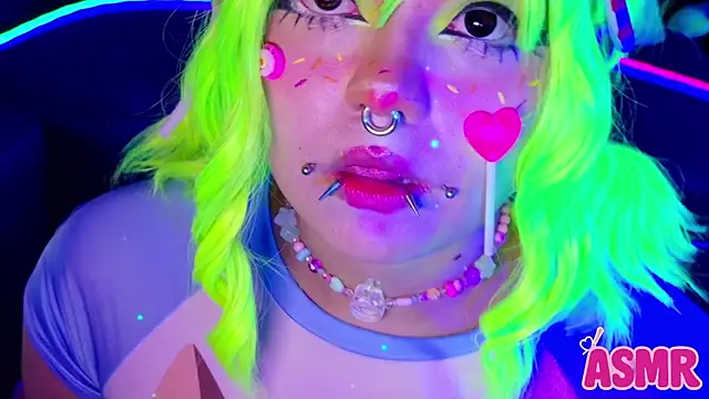 Snapshot of LaytonBox chatting on 10/30/25, 04:15 LaytonBox online show from 10/30/25, 04:15