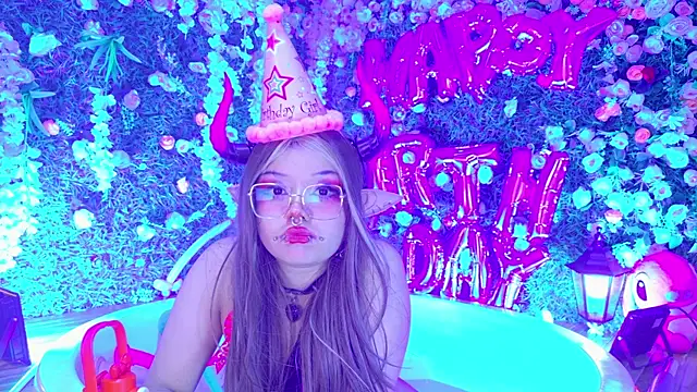 Snapshot of LaytonBox chatting on 11/24/25, 10:54 LaytonBox online show from 11/24/25, 10:54