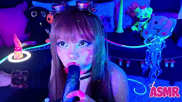 Snapshot of LaytonBox chatting on 11/02/25, 01:16 LaytonBox online show from 11/02/25, 01:16