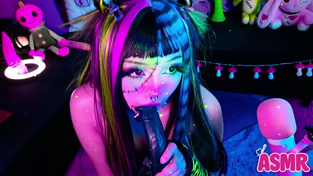 Snapshot of LaytonBox chatting on 10/28/25, 02:05 LaytonBox online show from 10/28/25, 02:05