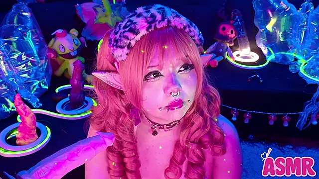 Snapshot of LaytonBox chatting on 12/01/25, 01:23 LaytonBox online show from 12/01/25, 01:23