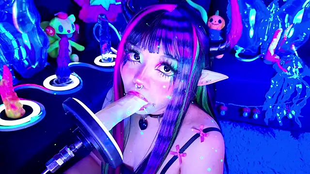 Snapshot of LaytonBox chatting on 11/17/25, 01:26 LaytonBox online show from 11/17/25, 01:26