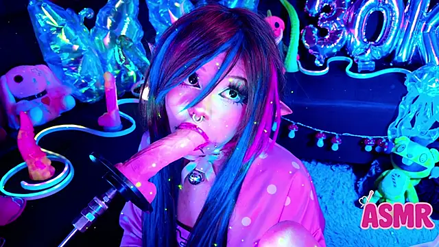 Snapshot of LaytonBox chatting on 11/14/25, 01:15 LaytonBox online show from 11/14/25, 01:15