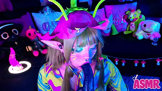 Snapshot of LaytonBox chatting on 10/26/25, 01:44 LaytonBox online show from 10/26/25, 01:44