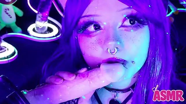 Snapshot of LaytonBox chatting on 11/22/25, 03:00 LaytonBox online show from 11/22/25, 03:00