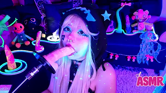 Snapshot of LaytonBox chatting on 11/10/25, 01:27 LaytonBox online show from 11/10/25, 01:27